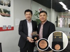 世界技能大賽授予唯康教育榮譽勛章—委托賽項發起人菊池拓男教授頒發